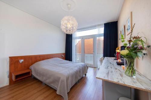 Double Room image 5