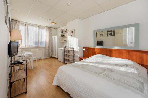 Standard Triple Room image 8