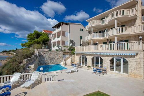 Apartment Aria with private heated pool in Duce