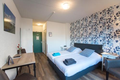 Twin Room with Terrace image 3
