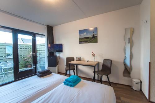 Twin Room with Terrace image 4