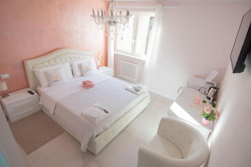 Klemi, rooms in old town Dolomia best home Check in automatico, Trento (foto 8)