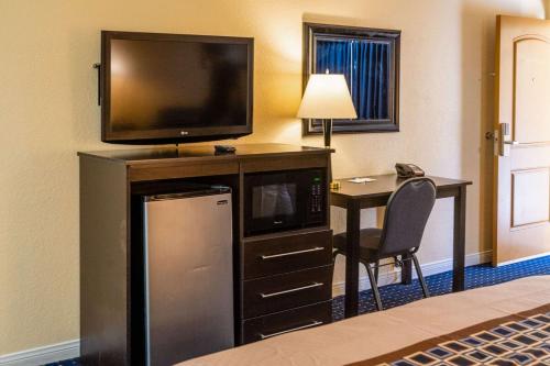 Rodeway Inn & Suites Colton-Riverside