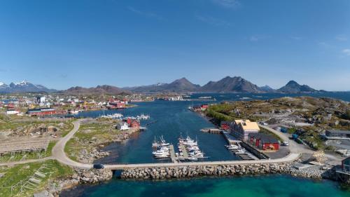 Seafront new cabin in Lofoten, Ballstad (foto 2)