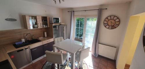 廚房, Ferienhaus Fichtenwalde, 160m², 3 SZ, 2 Bäder, bis 6 Personen, Garten, VDSL (Ferienhaus Fichtenwalde, 160m², 3 SZ, 2 Bader, bis 6 Personen, Garten, VDSL) in 貝利茨