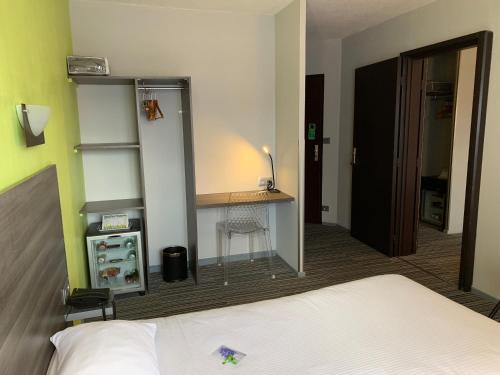 1 queen bed, 2 twin beds