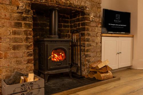 Stylish Coastal Retreat with Hot Tub & Log Burner in Margate