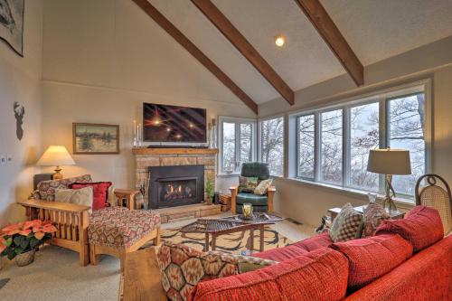 Beautiful Beech Mountain Condo with Private Balcony! in Beech Mountain, USA