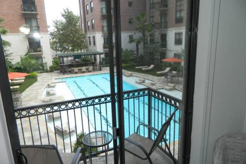 Entire Modern Downtown Apartment Ideal For Long-Term Stays