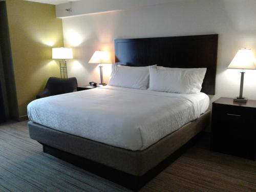 Holiday Inn Express and Suites Pittsburgh West Mifflin, an IHG Hotel