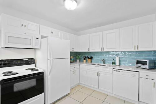Chic Ocean Oasis with Pool 2 Blocks to Beach! - image 7