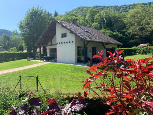 Maisons de vacances Chalet l'Arcange 2 a 8 personnes au calme bord riviere Lizon Franche Comte