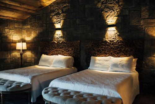 2 queen beds