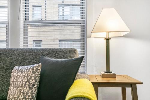 1BR Apt Full Kitchen Popular Spot in Chicago