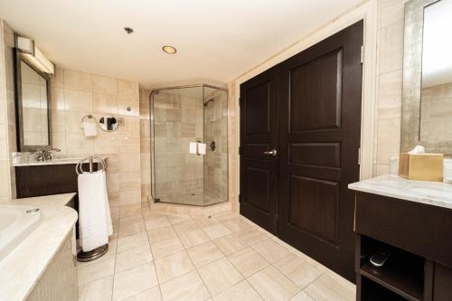Bathroom, Reno Suites in Reno (NV)