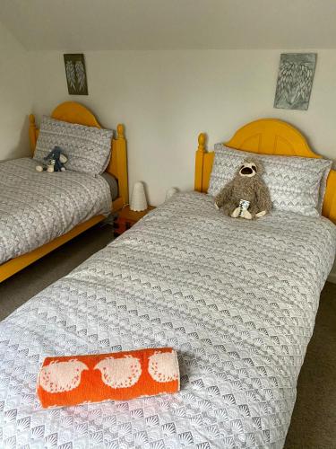 Holly Tree Cottage - 3 bedrooms and large garden with optional glamping double outside