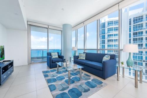 Corner One Bedroom Apartment - Oceanfront View High Floor
