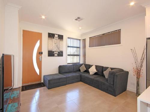 ✿Stylish Townhouse; with King Bed, NBN, Netflix, WIFI
