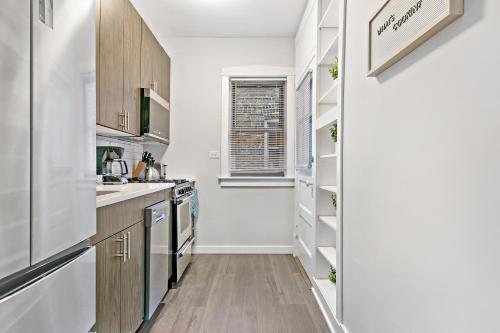 1BR Tranquil & Airy Apartment in Lincoln Square - Campbell rep in Ravenswood Gardens