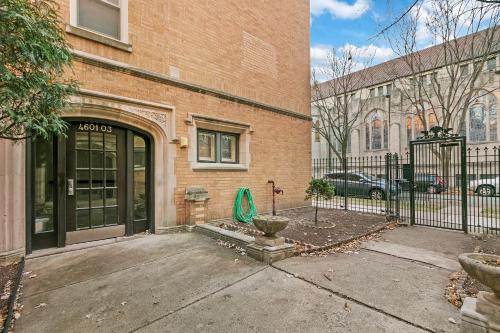 1BR Tranquil & Airy Apartment in Lincoln Square - Campbell rep in Ravenswood Gardens