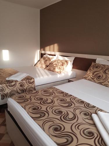 2 double beds