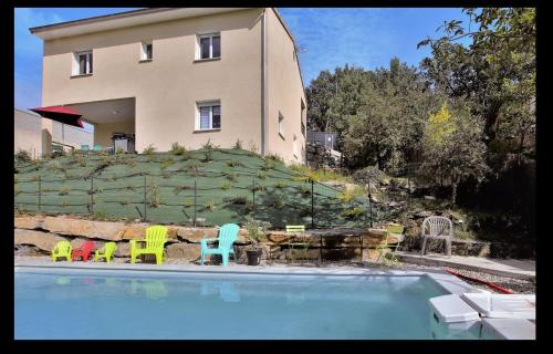 Gite LES BOUCHES ROUGES avec piscine privée