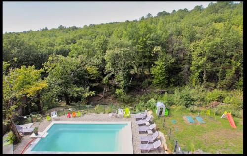 Gite LES BOUCHES ROUGES avec piscine privée