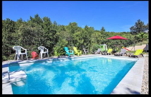 Gite LES BOUCHES ROUGES avec piscine privée