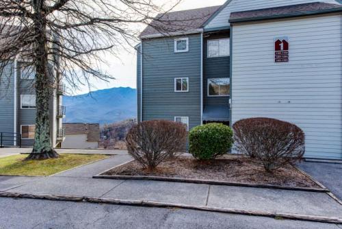 Smoky Mountains Studio w Balcony - image 19