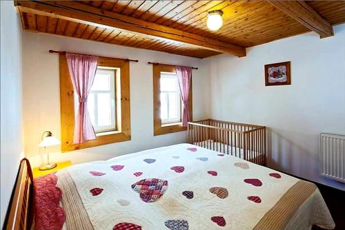 2 queen beds, 1 sofa bed