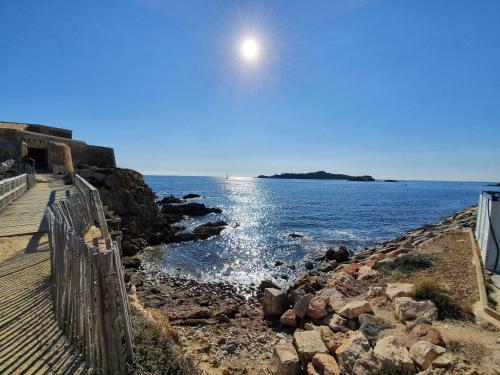 Hyeres port T3 face a la mer