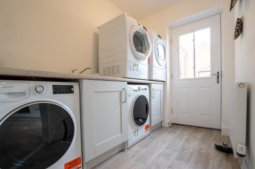 Impeccable 5-Bed House in Bicester - image 7