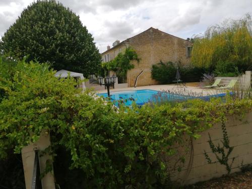 Cognac gite with heated pool in Aquitaine gîte à louer Saint-Genis-de-Saintonge