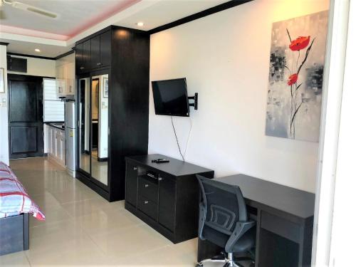 Top floor spacious studio