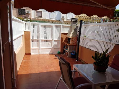  2 bedrooms house at Los Alcazares 650 m away from the beach with furnished terrace and wifi, Pension in Los Alcázares