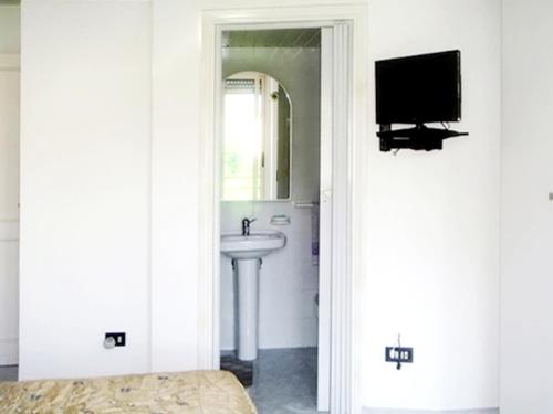 Apartment with 3 bedrooms in Terracina with wonderful mountain view terrace and WiFi 500 m from the beach - image 4