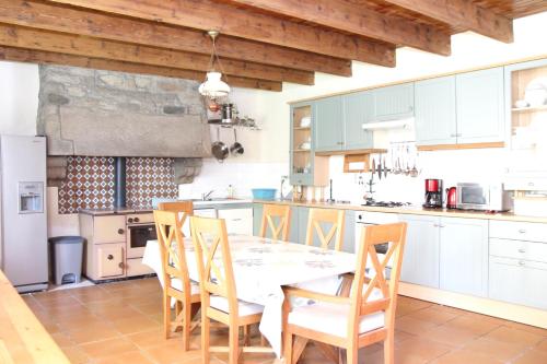 Maison de 4 chambres avec piscine partagee jardin amenage et wifi a Plounerin gîte à louer Kernevez