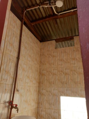 ห้องน้ำ, Inviting 2-Bed House Komakundi Rural Kilimanjaro in มารังกู