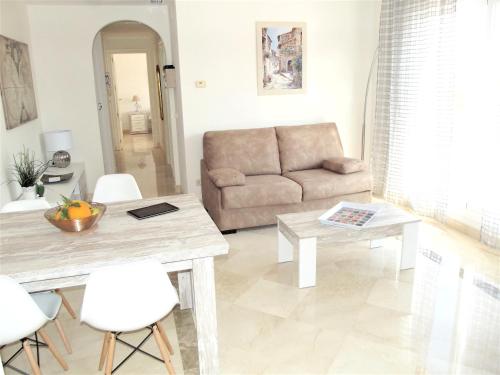Apartment with 2 bedrooms in Cala de Mijas with shared pool and WiFi 3 km from the beach - image 3