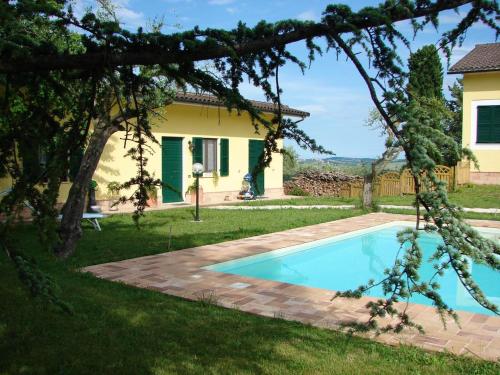  Charming house in Mogliano with shared pool, Unterkunft in Mogliano