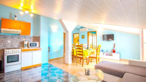 Apartment with 4 bedrooms in Jadranovo with wonderful sea view furnished garden and WiFi 200 m from the beach - image 7