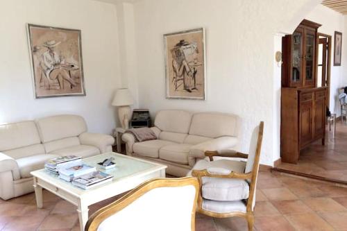 House with 4 bedrooms in Gordes with enclosed garden and WiFi gîte à louer Coustellet