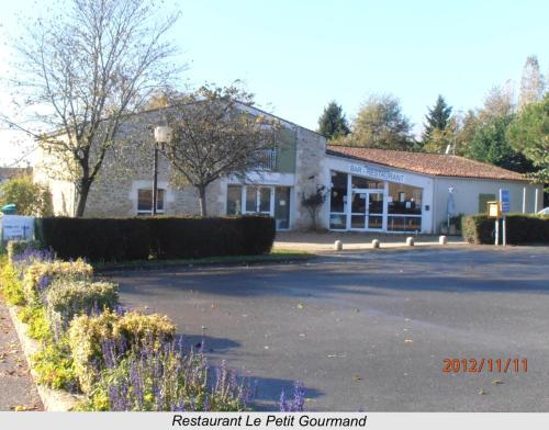 Inviting 6-Bed Farmhouse - image 11