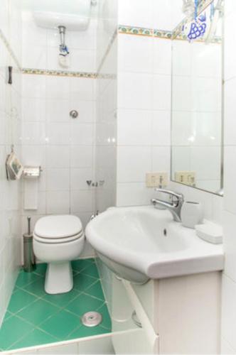 Studio in Roma with enclosed garden and WiFi - image 5