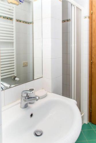 Studio in Roma with enclosed garden and WiFi - image 4