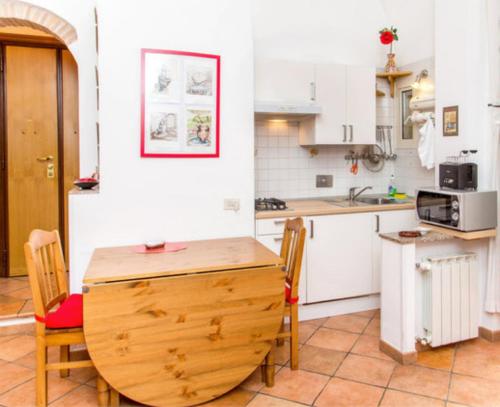 Studio in Roma with enclosed garden and WiFi - image 3