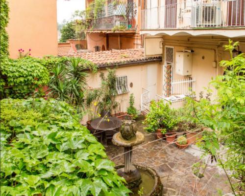 Studio in Roma with enclosed garden and WiFi - image 6