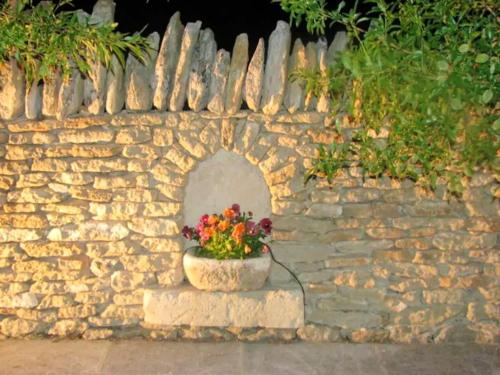 Villa with 2 bedrooms in Cabrieres d'Avignon with wonderful mountain view private pool furnished garden - image 6