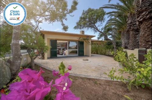 FLAMBOYANT HOUSE - by the beach gîte à louer Camacha
