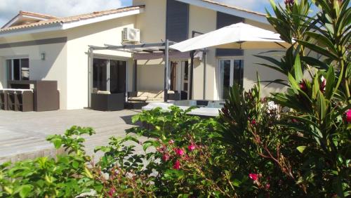 Villa de 5 chambres avec piscine privee jacuzzi et wifi a Ares a 1 km de la plage